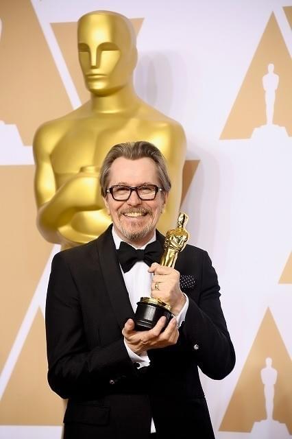 初のオスカー像を手にしたゲイリー・オールドマン