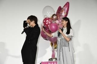 岩田剛典、29歳の誕生日にだまされた！仕掛け人・山本美月してやったり