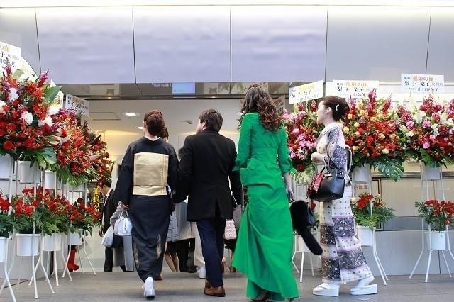 劇中に登場する「club梨子」の世界観を投影