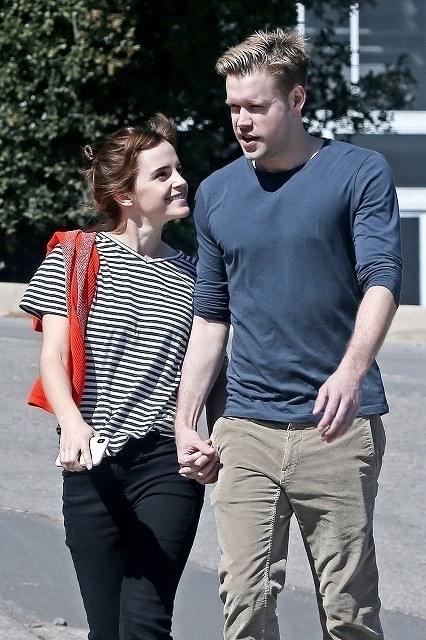 手つなぎデートをキャッチ!