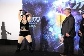 来日したリュック・ベッソン、ネタ全開のゆりやんに“笑撃”「彼女はエイリアン」