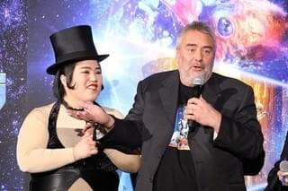 来日したリュック・ベッソン、ネタ全開のゆりやんに“笑撃”「彼女はエイリアン」