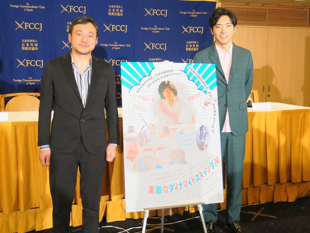 柄本佑（右）と冨永昌敬監督