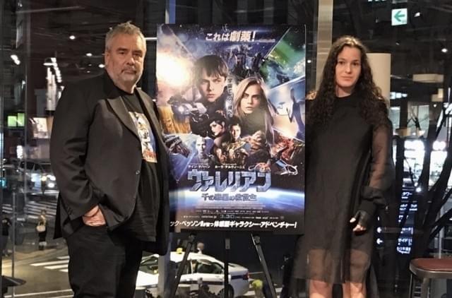 姪で歌手のアレクシアン・シラも登場