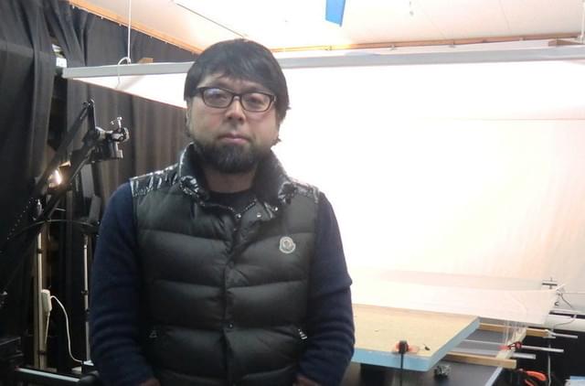 スタジオで取材に応じた村田朋泰氏