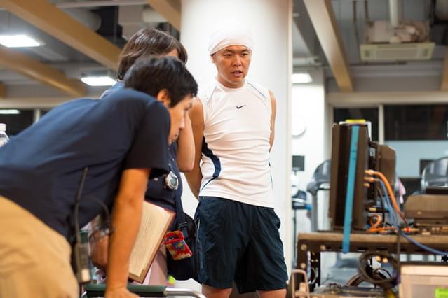 撮影現場に佇む北島直明氏