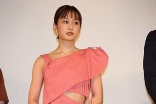 エロ雑誌の編集orストリーキング…柄本佑らが“究極の選択”に回答