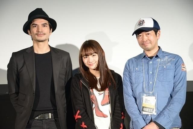 スパガ・浅川梨奈は“台風を呼ぶ女”！主演のゾンビ映画上映で生足披露