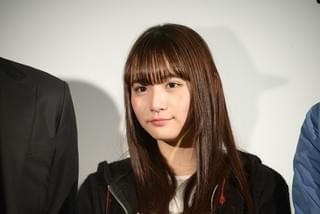 スパガ・浅川梨奈は“台風を呼ぶ女”！主演のゾンビ映画上映で生足披露