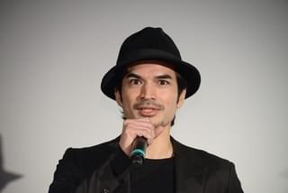 スパガ・浅川梨奈は“台風を呼ぶ女”！主演のゾンビ映画上映で生足披露