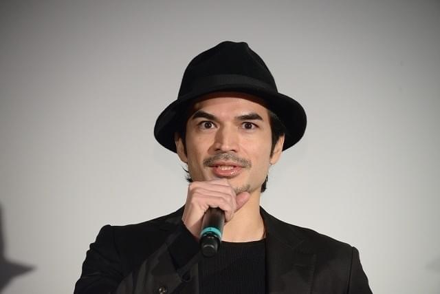 スパガ・浅川梨奈は“台風を呼ぶ女”！主演のゾンビ映画上映で生足披露