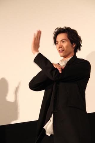 福士蒼汰＆中山優馬「曇天に笑う」初日に“曇天ダンス”披露