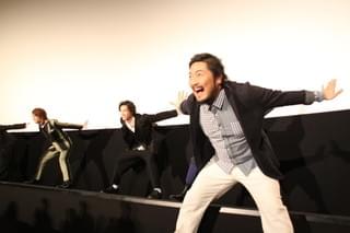 福士蒼汰＆中山優馬「曇天に笑う」初日に“曇天ダンス”披露