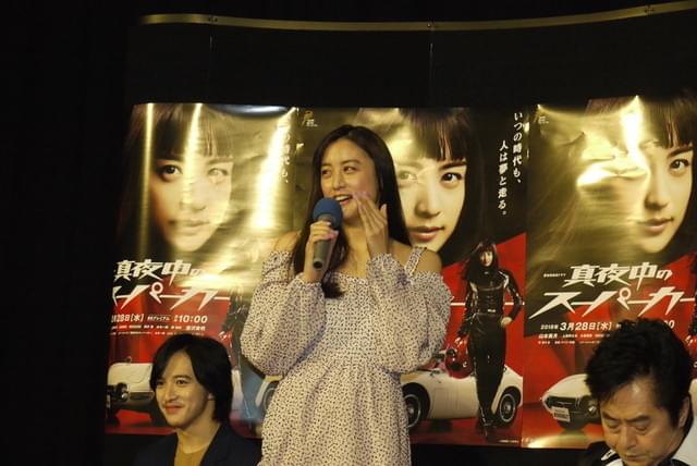 山本美月、ボンドカーの2000GTに乗った！憧れの唐沢寿明との共演を堪能