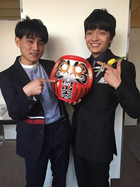 高崎だるまを手に喜ぶ 飯塚俊光監督と岡山天音