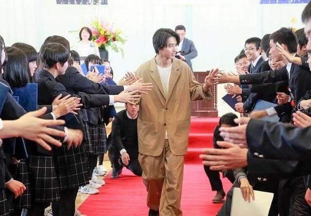 生徒300人の大声援で歓迎された山崎賢人