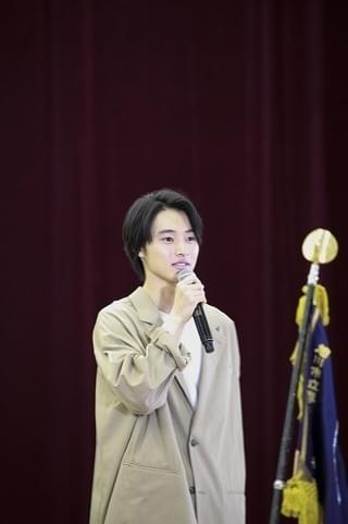 山崎賢人、卒業式にサプライズ登場！生徒300人の校歌斉唱に「泣きそうになった」