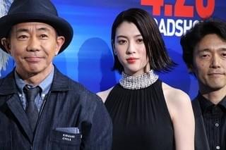 木梨憲武「いぬやしき」現場で“焼き鳥屋“開店！ 肉体改造中の佐藤健も舌鼓