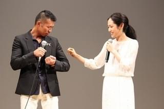 阿部純子、内山高志の“パワー1％”クロスカウンターに大興奮！