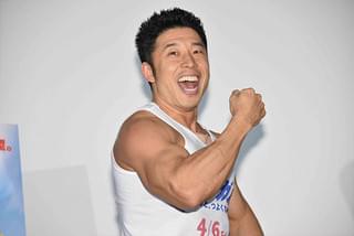 “タンクトップ芸人”2トップ、ひょっこり＆筋肉ダンスで「ダンガル」熱烈応援！