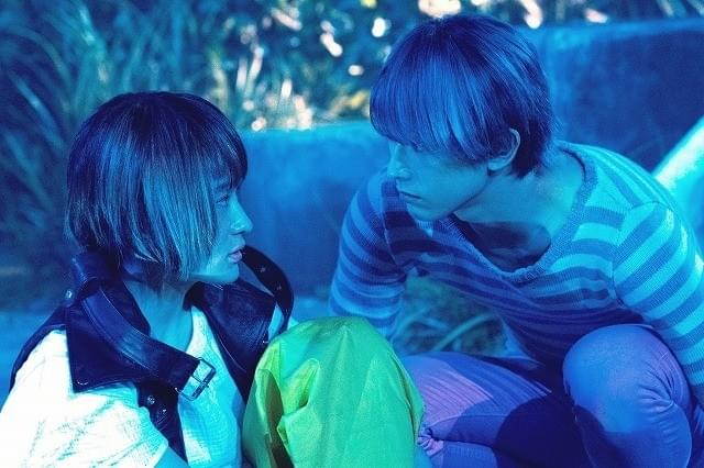 劇場が「ねこすて橋」に!? 沢尻エリカ×吉沢亮「猫は抱くもの」遊び心満載の世界