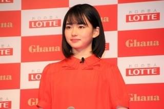 浜辺美波、渡辺直美に触発され「恥ずかしさ捨てた」“可愛すぎるポーズ”披露