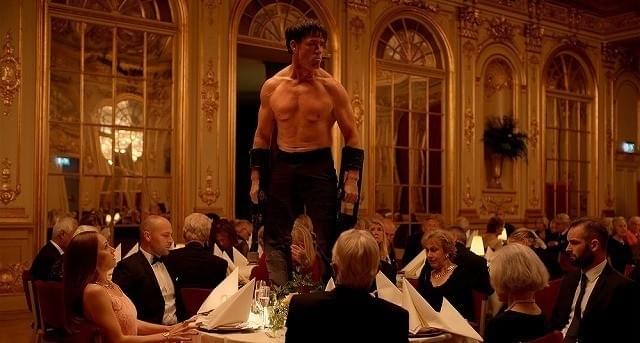 モーション・キャプチャーの名優 テリー・ノタリーがパフォーマンス・ アーティスト“モンキーマンを演じる