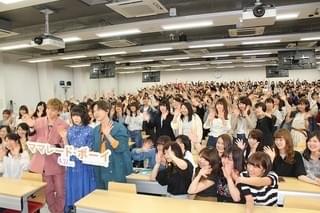 吉沢亮＆佐藤大樹、女子大生の肩抱き2ショット撮影 「ママレード・ボーイ」PRで大盛り上がり