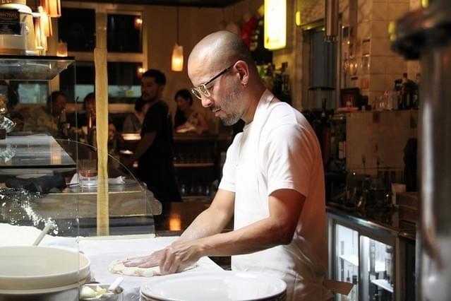 ピッツァを作る姿は神聖さすら漂う