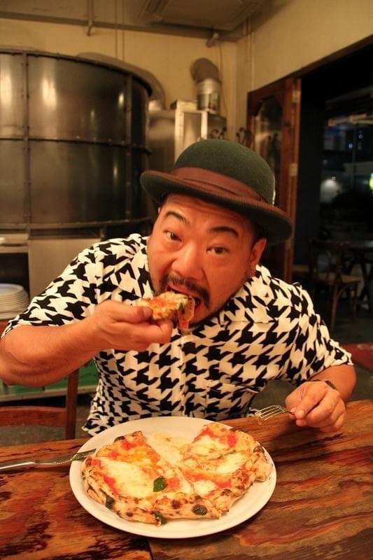 美味しそうに頬張る武安さん