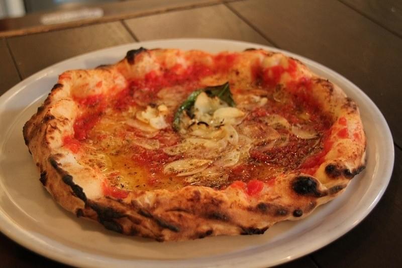 【映画メシ！沖縄番外編】写真家・武安弘毅が心酔する、入魂のナポリピッツァ