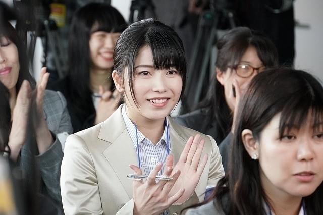 「AKB48」の横山由依が記者役で登場