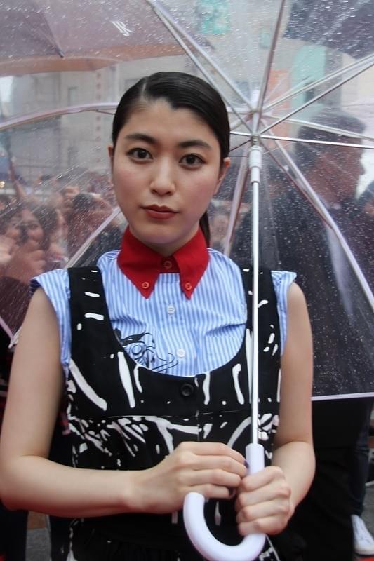 沖縄国際映画祭、雷雨のレッドカーペット決行！黒木メイサが阿部寛が井浦新がファンに感謝