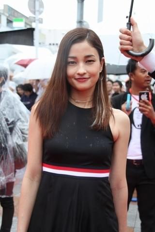 沖縄国際映画祭、雷雨のレッドカーペット決行！黒木メイサが阿部寛が井浦新がファンに感謝