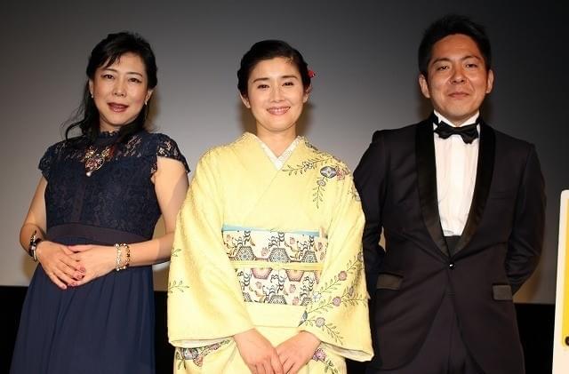 舞台挨拶を行った（左から）椿鬼奴、 石田ひかり、池田克彦監督