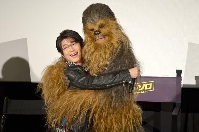 ミッチーとチューバッカがハグ！