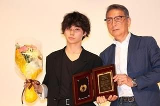 松岡茉優、日プロ主演女優賞に喜び爆発！ 浅野忠信は21年ぶりに主演男優賞