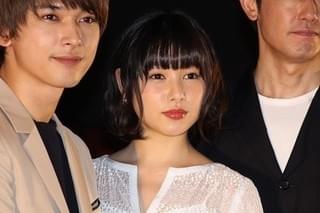 桜井日奈子、母からの手紙に感涙 吉沢亮はハンカチ手渡しで紳士的フォロー