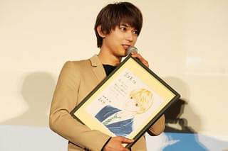 桜井日奈子、母からの手紙に感涙 吉沢亮はハンカチ手渡しで紳士的フォロー