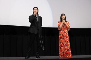 菅田将暉＆土屋太鳳に“笑いの神”が降臨！「となりの怪物くん」PRで吉本新喜劇初出演