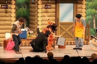 菅田将暉＆土屋太鳳に“笑いの神”が降臨！「となりの怪物くん」PRで吉本新喜劇初出演