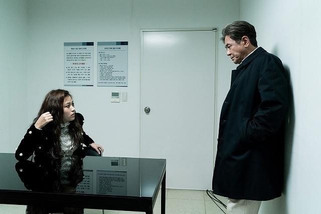 イムは娘の無実を信じ、真相を追う