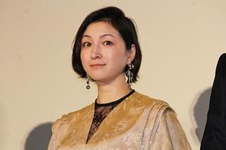 吉田羊、初主演の恋愛映画は「奇跡」 大久保佳代子のほっぺに“チュー”も