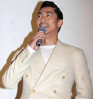 AKIRA、「MIFUNE」ナレーションで「用心棒」の台本を待ち受けに「お守りです」