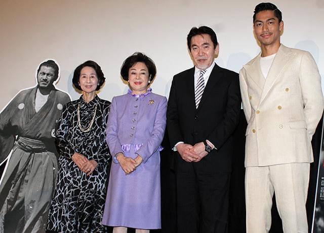 舞台挨拶に立ったAKIRA、香川京子ら