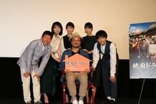 「焼肉ドラゴン」の“親子”キム・サンホ＆真木、井上、桜庭3姉妹が1年ぶり再会！