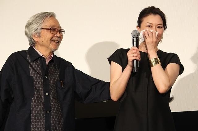 号泣する夏川結衣となだめる山田洋次監督