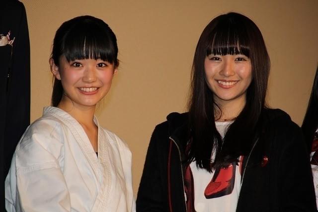 舞台挨拶を行った「SUPER☆GiRLS」 浅川梨奈(右)と阿部夢梨