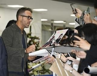 「デッドプール」ライアン・レイノルズ日本到着！ファン300人が集結