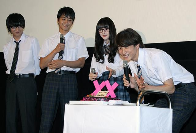 玉城ティナ、いったんは拒否も渋々「あ～ん」 小関裕太はにんまり